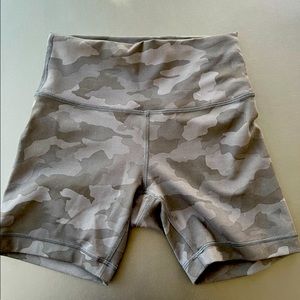 Lululemon Wunder Train 6” Shorts